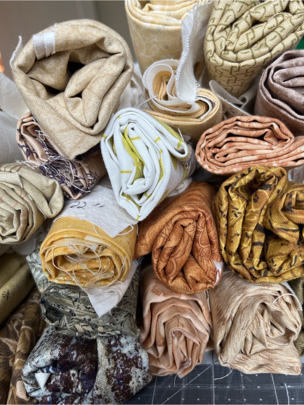 Large Vintage-Style Fabric Fat Quarter Bundle | 25+ Pieces | | Destash